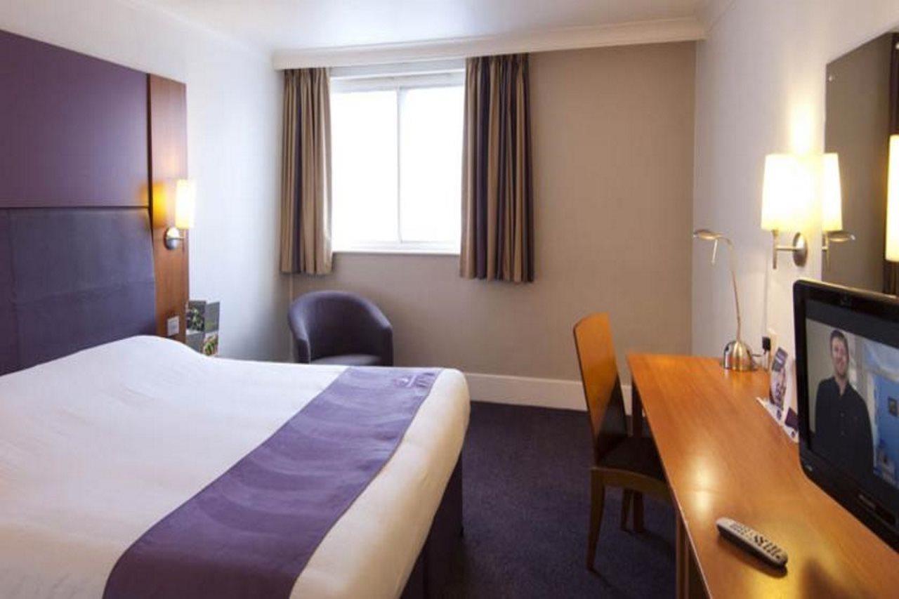 Premier Inn Premier Inn Sandhurst サンドハースト エクステリア 写真