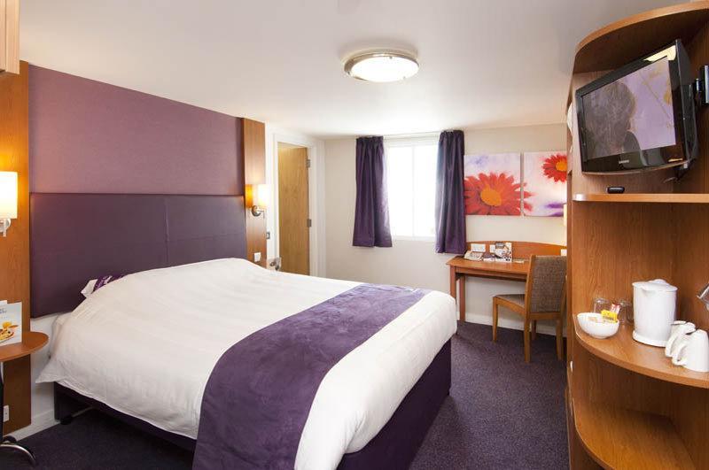 Premier Inn Premier Inn Sandhurst サンドハースト エクステリア 写真