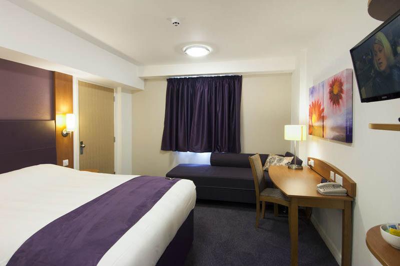 Premier Inn Premier Inn Sandhurst サンドハースト エクステリア 写真